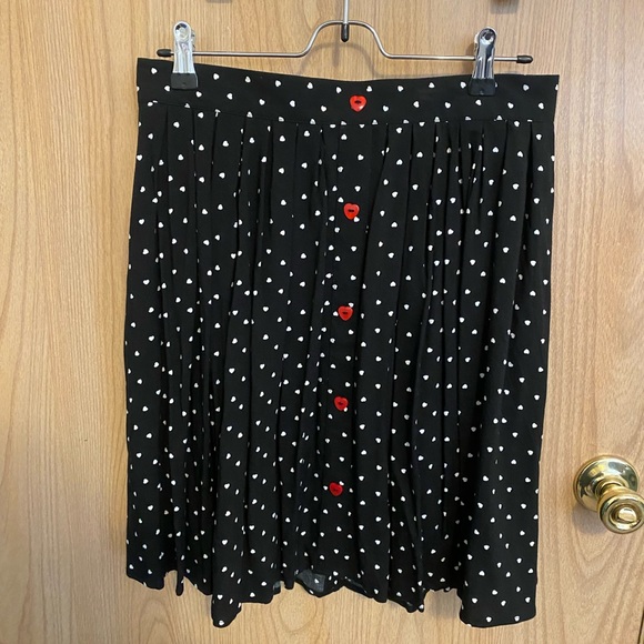 Black polka dot skirt with cute red heart buttons - Picture 4 of 4